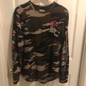 Hollister Men’s Camouflage LS Tee. Size: Large